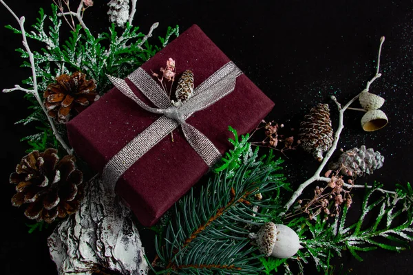 Gyönyörű fényes karácsonyi és szilveszteri kompozíció fekete háttér, üdvözlőlap. Lapos fekvésű, felülnézet — Stock Fotó