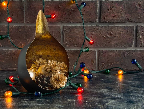 Wspaniała kompozycja świąteczna z niezwykłym świecznikiem, złotymi rożkami i lampkami sylwestrowymi - tajemnicza — Zdjęcie stockowe