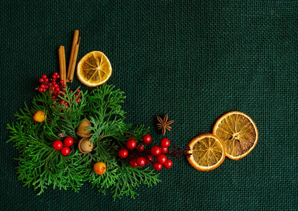 Yeşil bir çuval bezi üzerinde güzel bir yeni yıl ve Noel kompozisyonu, şık. Düz konum, boşluk kopyala, üst görünüm