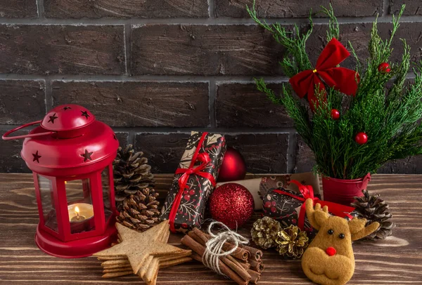 Composição de Natal ou Ano Novo atmosférico, cones de pinheiro, vela ardente, biscoitos de gengibre, presentes. Espaço de cópia — Fotografia de Stock