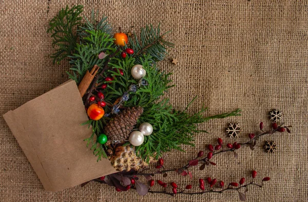 Yeni yıl ve Noel kompozisyonu, çuval bezinde ahşap tebrik kartı. Düz konum, boşluk kopyala, üst görünüm