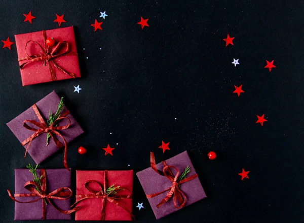 Belo Natal brilhante e composição de Ano Novo de presentes em um fundo preto. Flat lay, espaço de cópia, vista superior — Fotografia de Stock