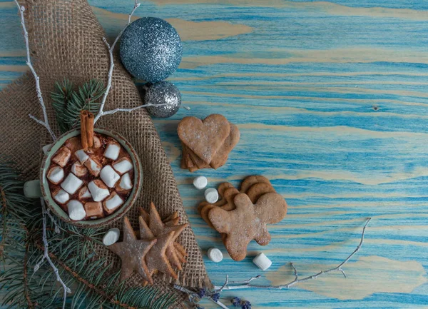 Atmosferik Noel kompozisyonu, şekerli bir fincan kakao, mumlar, zencefilli kurabiyeler, tatlılar, tarçın.