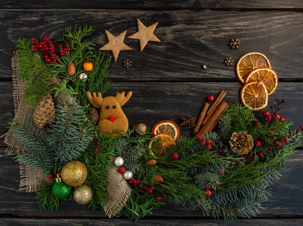 Composições de Natal e Ano Novo em um contexto de madeira, cones, abeto, presentes. Espaço de cópia, flat lay, vista superior — Fotografia de Stock