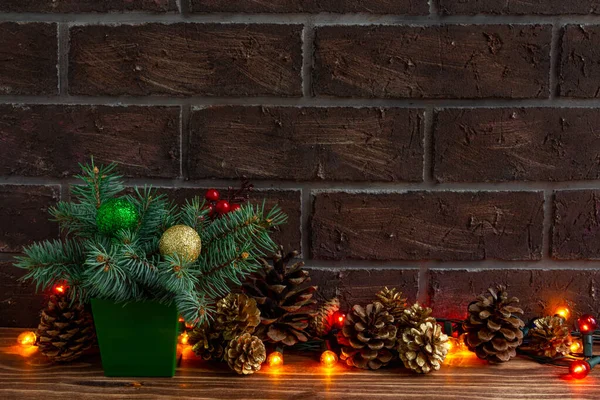 Composição de Natal ou Ano Novo atmosférica, uma pequena árvore de Natal, cones, uma grinalda. Lugar para SMS. Espaço de cópia — Fotografia de Stock