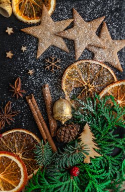  Noel ve yeni yıl kompozisyonları siyah arka plan, koniler, ladin, zencefilli ekmek. Boşluğu kopyala, düz yatay, en üst nokta