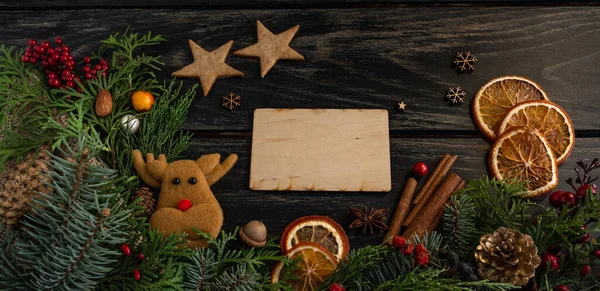 Compositions de Noël et du Nouvel An sur fond de bois, cônes, épicéa, cadeaux. Espace de copie, plan plat, vue de dessus — Photo