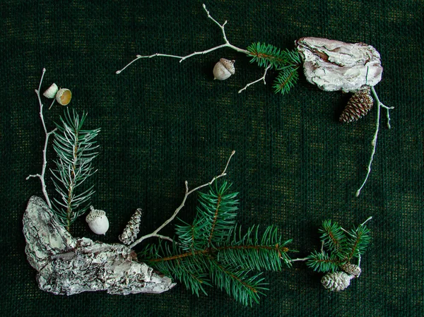 Nouvelle année élégante et composition de Noël sur un fond de toile de jute, couleurs - vert, blanc. Pose plate, espace de copie, vue de dessus — Photo