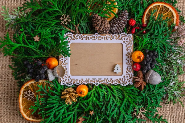 Nouvelle année et composition de Noël, carte de vœux sur fond de toile de jute, élégant. Pose plate, espace de copie, vue de dessus — Photo