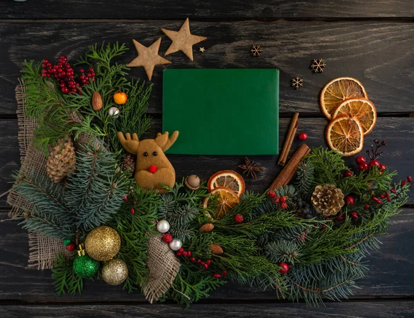 Composições de Natal e Ano Novo em um contexto de madeira, cones, abeto, presentes. Espaço de cópia, flat lay, vista superior — Fotografia de Stock