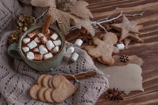 Atmospheric Christmas composition, a cup of cocoa with marshmallows, gingerbread cookies, sweets, cinnamon. — Stock Photo, Image