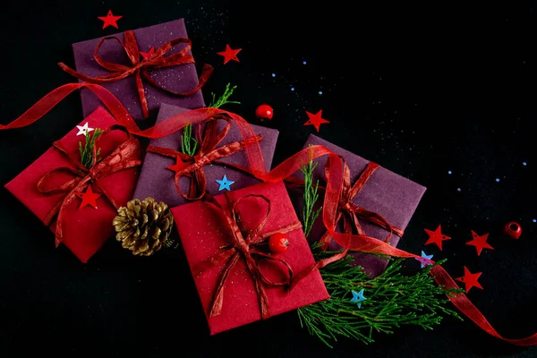Hermosa Navidad brillante y la composición de Año Nuevo de los regalos sobre un fondo negro. Colocación plana, espacio para copiar, vista superior —  Fotos de Stock