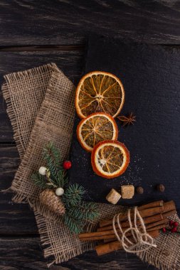  Noel ve yeni yıl kompozisyonları siyah arka plan, koniler, ladin, zencefilli ekmek. Boşluğu kopyala, düz yatay, en üst nokta