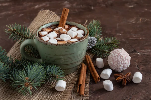 Atmosferik Noel kompozisyonu, bir fincan marşmelovlu kakao, zencefilli kurabiye, tatlılar, tarçın, fotokopi alanı..