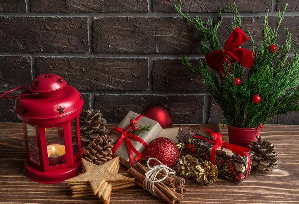 Composição de Natal ou Ano Novo atmosférico, cones de pinheiro, vela ardente, biscoitos de gengibre, presentes. Espaço de cópia — Fotografia de Stock