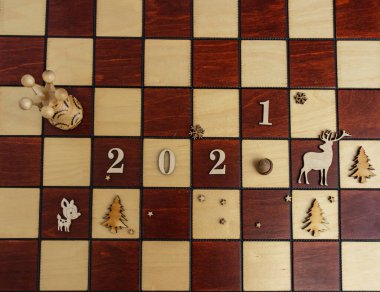 konsept fotoğrafçılık, satranç tahtasındaki yeni yıl kompozisyonu vezir ve diğer parçalarla, 2021, düz alan, kopyalama
