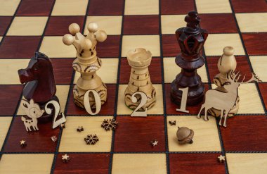 konsept fotoğrafçılık, satranç tahtasındaki yeni yıl kompozisyonu vezir ve diğer parçalarla, 2021, düz alan, kopyalama