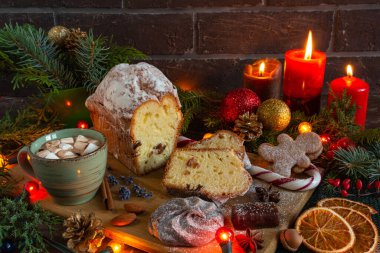  Kahverengi arka plan, Noel pastası ve zencefilli kurabiye üzerine Noel ve yeni yıl kompozisyonları. Boşluğu kopyala, düz yatay, en üst nokta