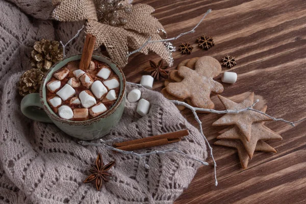Atmosferyczny skład świąteczny, filiżanka kakao z piankami, pierniki, słodycze, cynamon. — Zdjęcie stockowe