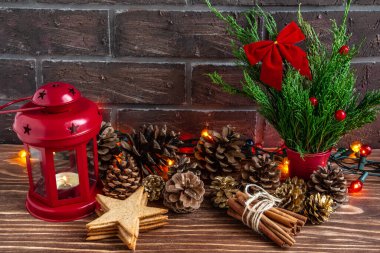 Atmosferik Noel veya yeni yıl kompozisyonu, çam kozalakları, çelenk, yanan mum, zencefilli kurabiye. Boşluğu kopyala