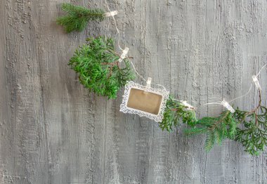 Gümüş renginde güzel noel dekoru, Noel ağacı dalları, çimento arka planda noel tebrik kartı