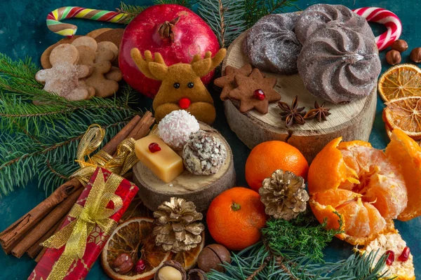  Yeşil arka plan, Noel pastası ve zencefilli kurabiye üzerine Noel ve yeni yıl kompozisyonları. Uzayı kopyala, düz yat