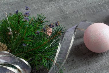 Gümüş tonlarda güzel noel dekoru, Noel buketi, çimento arka planda noel oyuncakları