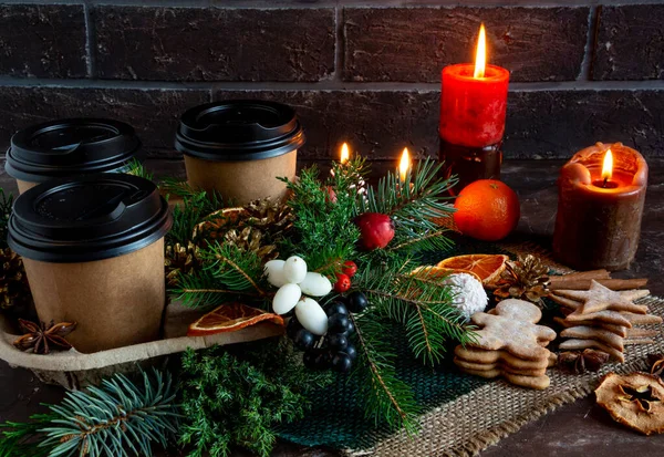Compositions de Noël et du Nouvel An sur fond brun, cônes, épicéa, pain d'épice. Espace de copie, pose plate, point supérieur — Photo
