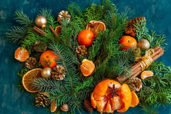 Weihnachts- und Neujahrskompositionen auf grünem Hintergrund, Mandarinen, Orangen, Lebkuchen. Kopierraum, flache Lage — Stockfoto