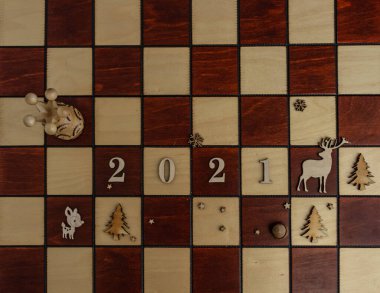 konsept fotoğrafçılık, satranç tahtasındaki yeni yıl kompozisyonu vezir ve diğer parçalarla, 2021, düz alan, kopyalama