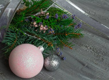 Gümüş tonlarda güzel noel dekoru, Noel buketi, çimento arka planda noel oyuncakları