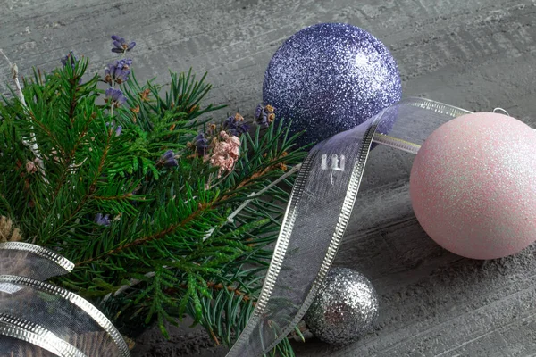 Gümüş tonlarda güzel noel dekoru, Noel buketi, çimento arka planda noel oyuncakları