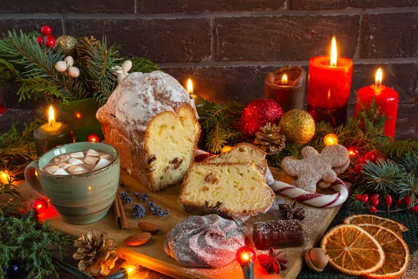  Kahverengi arka plan, Noel pastası ve zencefilli kurabiye üzerine Noel ve yeni yıl kompozisyonları. Boşluğu kopyala, düz yatay, en üst nokta