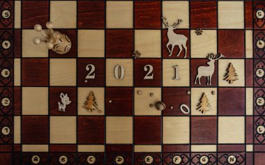 konsept fotoğrafçılık, satranç tahtasındaki yeni yıl kompozisyonu vezir ve diğer parçalarla, 2021, düz alan, kopyalama