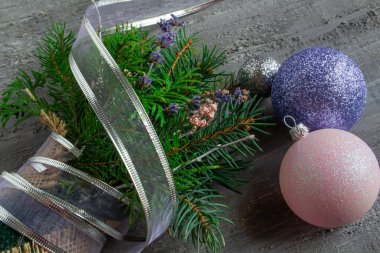 Gümüş tonlarda güzel noel dekoru, Noel buketi, çimento arka planda noel oyuncakları