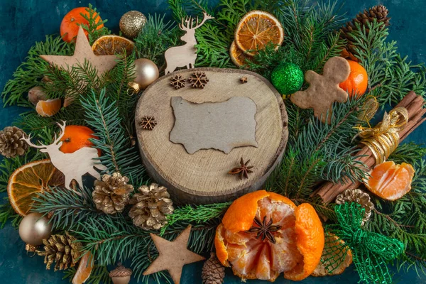 Compositions de Noël et du Nouvel An sur fond vert, mandarines, oranges, pain d'épice. Espace de copie, pose plate — Photo