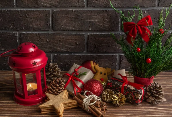 Composição de Natal ou Ano Novo atmosférico, cones de pinheiro, vela ardente, biscoitos de gengibre, presentes. Espaço de cópia — Fotografia de Stock