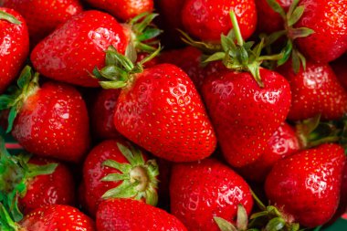 İştah açıcı taze parlak çilekler - vitamin bileşimi, yazın tadı, güzel böğürtlen arkaplanı