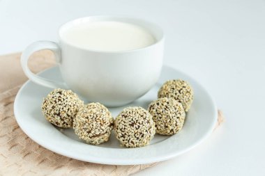 Kakaolu trüf mantarı, hindistan cevizi ve susamlı çikolata ve marşmelov ve bir fincan taze süt, lezzetli tatlı.