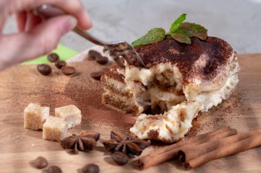 Yeme süreci lezzetli bir tiramisu, mükemmel bir tatlı. Yıldız anason ve baston şekeri bileşimi tamamlar