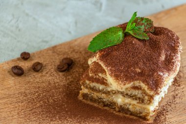  Lezzetli bir tiramisu parçası mükemmel bir kahvaltı ya da tatlıdır. Yıldız anason ve baston şekeri bileşimi tamamlar