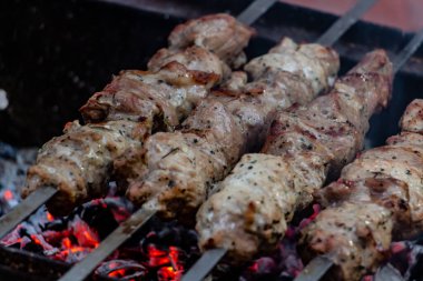  Lezzetli bir barbekü, şiş üzerinde bir ateşte, arkadaşlarla piknikte hazırlanır.