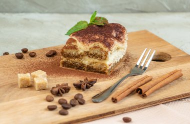  Lezzetli bir tiramisu parçası mükemmel bir kahvaltı ya da tatlıdır. Yıldız anason ve baston şekeri bileşimi tamamlar