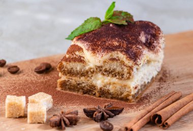  Lezzetli bir tiramisu parçası mükemmel bir kahvaltı ya da tatlıdır. Yıldız anason ve baston şekeri bileşimi tamamlar