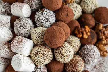 Kakaolu trüf mantarı, hindistan cevizi ve çikolata ve marşmelovlu susam tohumu, lezzetli bir tatlı.