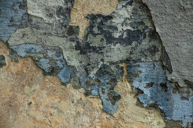 Soyulmuş boya katmanları olan eski bir duvarın arka planı, kopyalama alanı, metin için boşluk