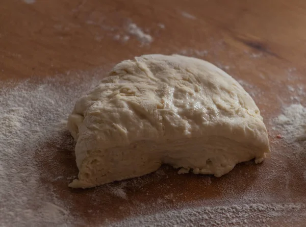 A piece of yeast dough on a wooden board, rural cooking — Stock Photo, Image