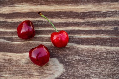 Kahverengi arkaplanda olgun kirazlar, boşluğu kopyala