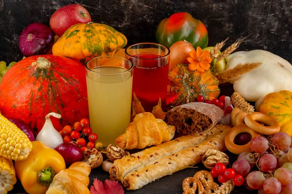 Composición otoñal, concepto de Acción de Gracias o Halloween, naturaleza muerta con frutas, calabaza, verduras, cosecha abundante — Foto de Stock