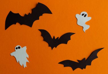 Cadılar Bayramı konsepti, siyah yarasalar ve turuncu arka planda beyaz hayaletler, el yapımı cadılar bayramı arkaplanı, flay, kopyalama alanı